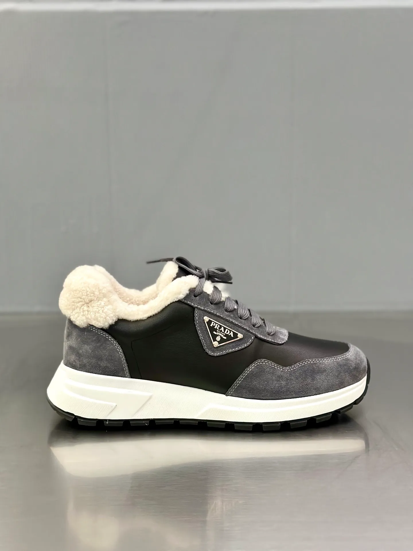 💰780 Prada/Prada men's new wool sneakers. This sneaker presents a modern version, reinterpreting the brand's archive style with clean lines and smooth details. The shoes are made of calf leather and technical fabric, with a triangular metal logo on the outside, bright TPU decoration on the heel, and a longer and padded inner heel design for a more comfortable fit. The tongue is decorated with a silk-screen logo, and is paired with a hollow rubber sole on the heel. The full cowhide lining comes standard with logo cowhide foot pads, making the upper foot taller, more comfortable, and versatile! Comes with full original packaging! Size: 39-40-41-42-43-44 standard leather shoe size (45 can be customized and does not support returns)